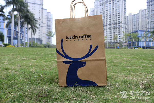 瑞幸咖啡降价引发热议，客服澄清优惠原因为系统随机派发优惠券