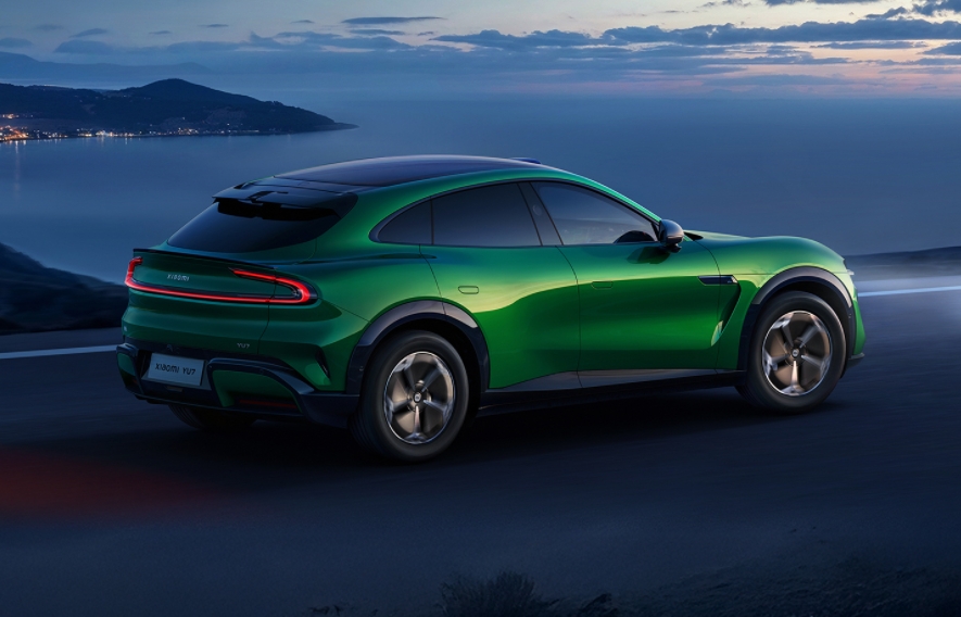 雷军赞赏特斯拉：行业引领者，FSD技术杰出