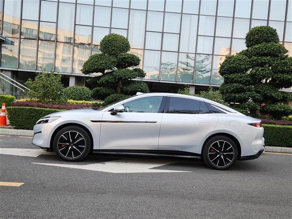 超千匹马力零百2.7秒！比亚迪汉L上市：20.98万起