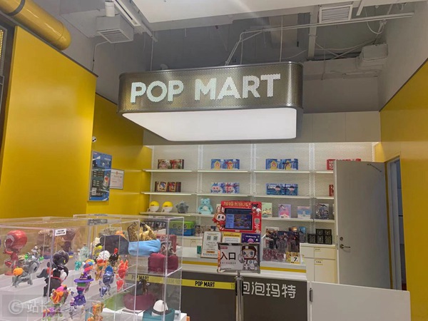 年轻人热衷于购买潮玩“茅台”Labubu，市场受益者是谁？