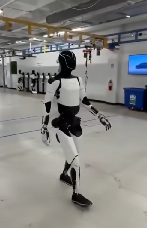 特斯拉发布人形机器人新视频：走路稳健，手臂摆动轻盈